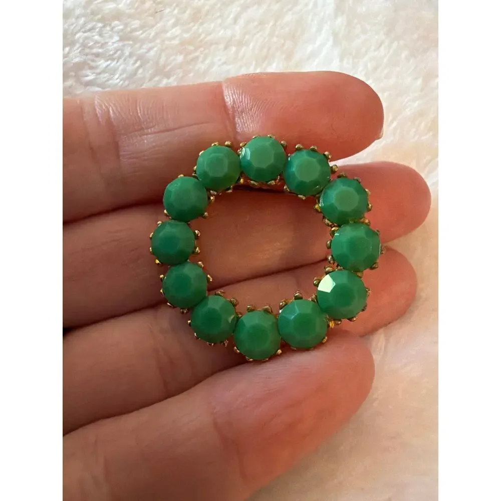 Vintage Green Faceted Glass Rhinestone Circle Wreath Brooch Gold Tone Pin 1.5